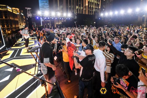体育x音乐x电竞x潮流 狼队时尚大秀闪耀外滩