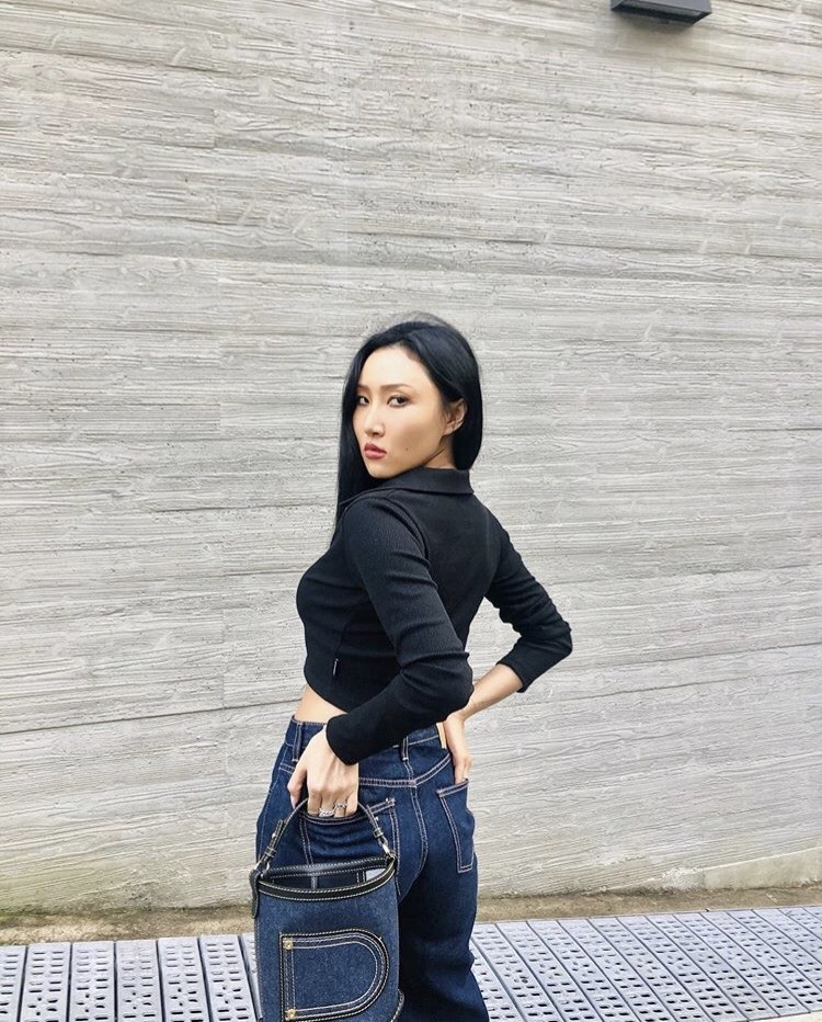 宋茜气势输了！华莎用“翘臀”演绎同款丹宁Pin包太帅气