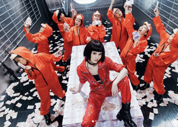 杨丞琳中空撞衫泫雅性感大胜!《Bad Lady》扮火辣恶女帅爆