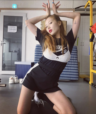 杨丞琳中空撞衫泫雅性感大胜!《Bad Lady》扮火辣恶女帅爆