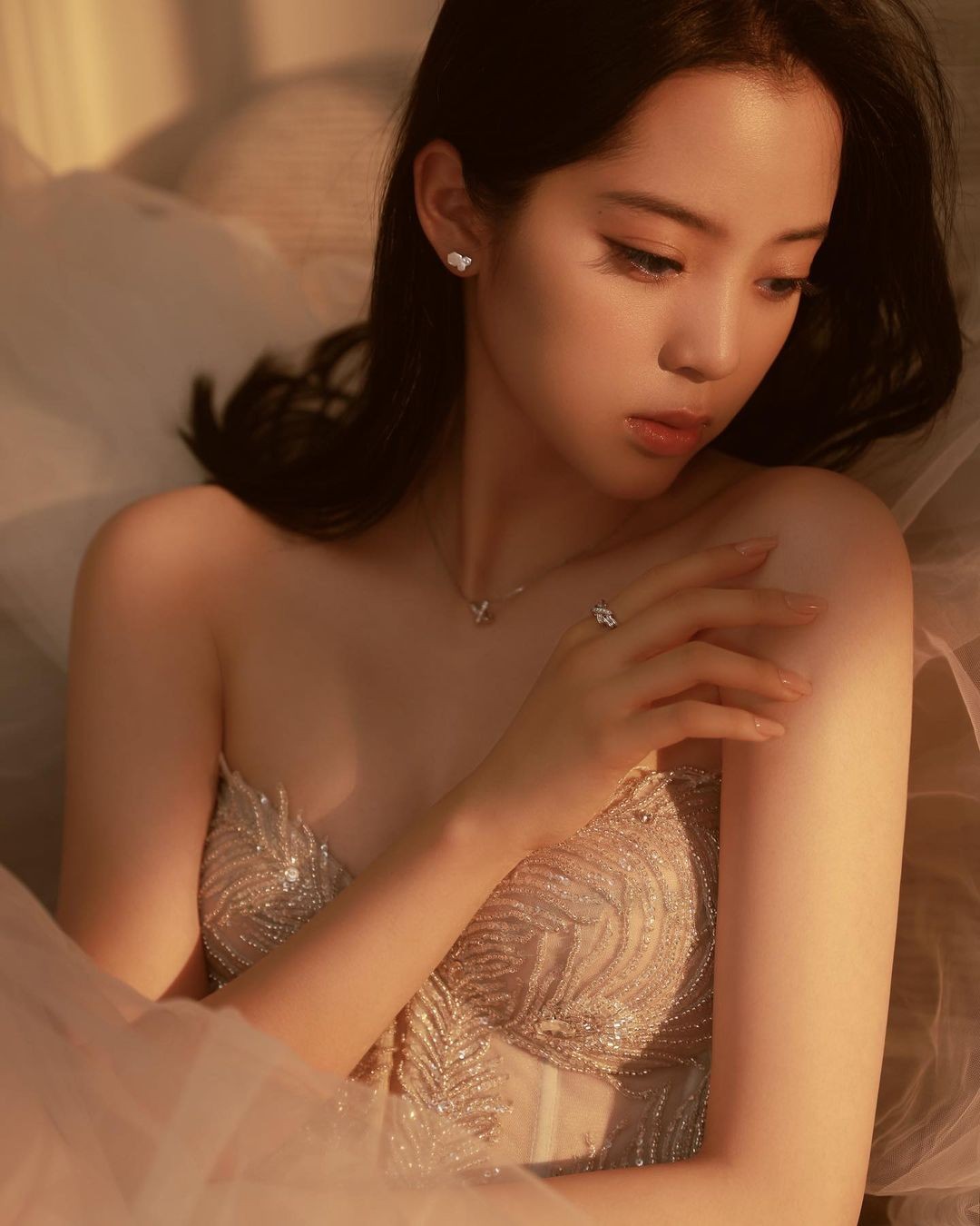 周冬雨银光“挖腰”礼服扮精灵封后!网评一败笔:远看像光头