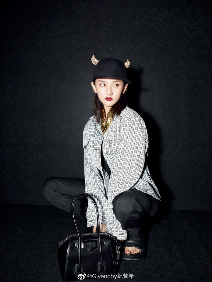 欧阳娜娜暗黑劲装配“羊角帽”成可爱小恶魔网问号：牛魔王？