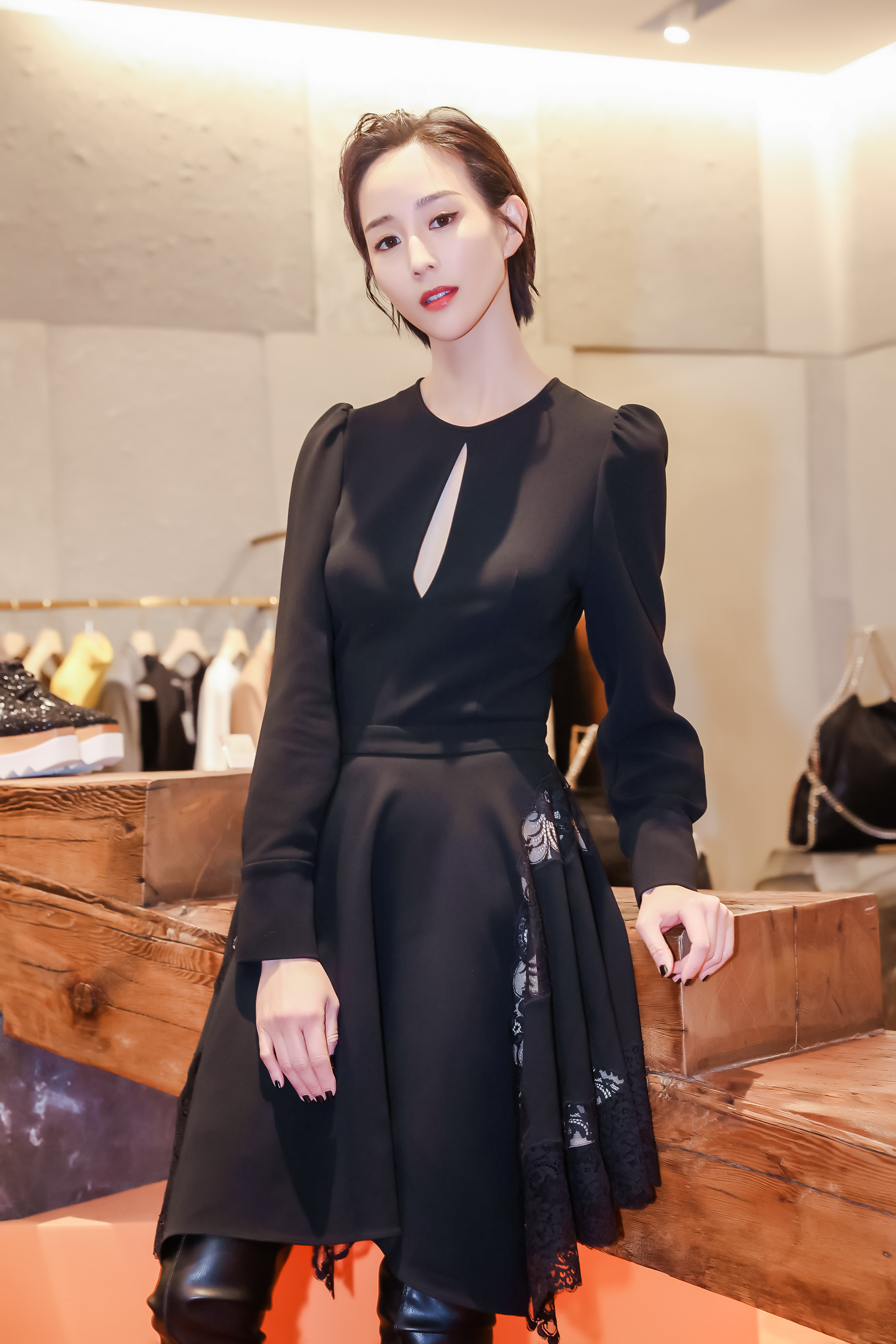 张钧甯穿CHANEL薄纱裙美到窒息！裙䙓透视到“最高点”长腿全露