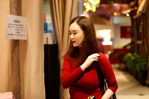 喜气连连好运常伴 刘竞英姿焕发柔美笑颜