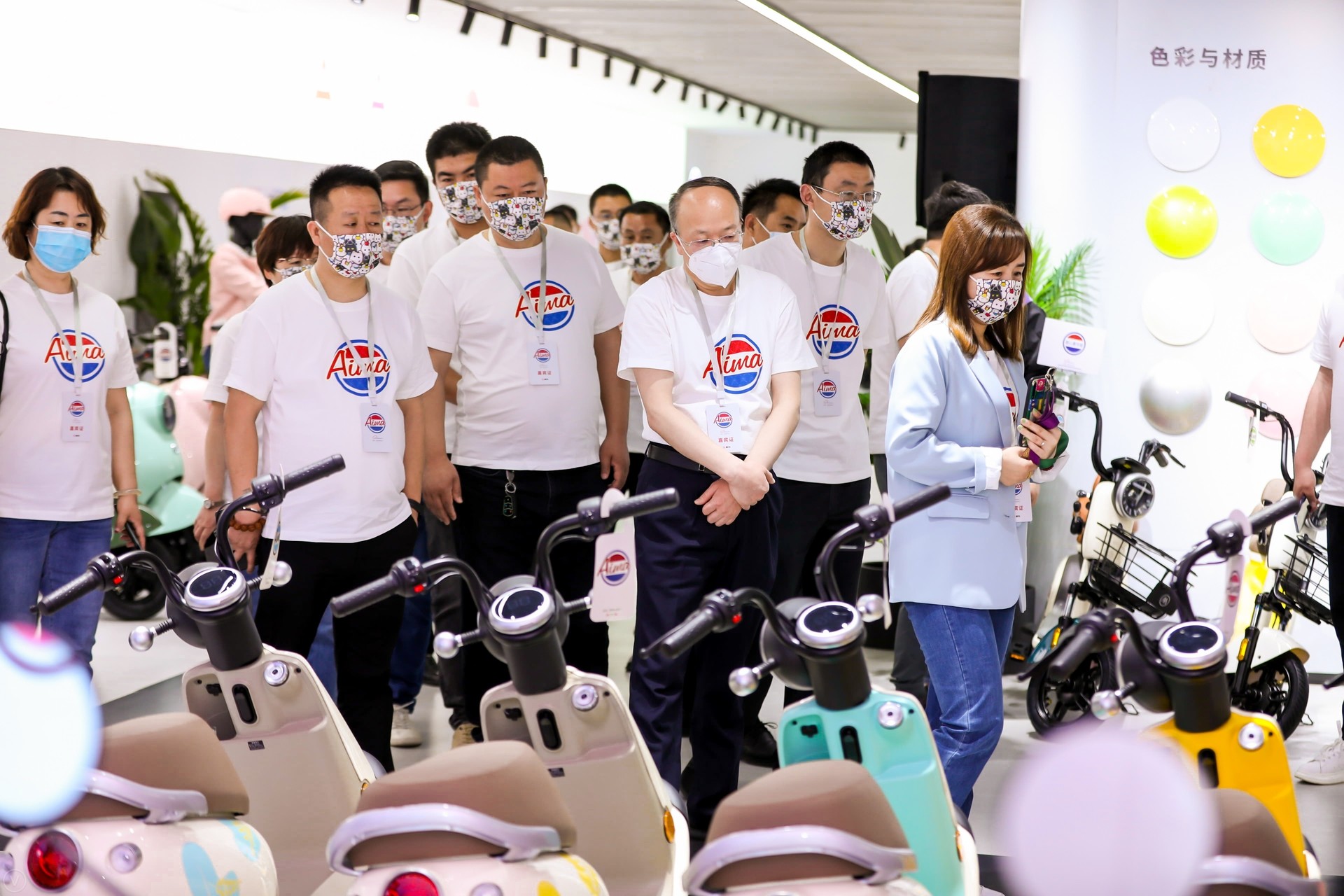 追星计划GO!爱玛电动车发布”摩登新复古“配色,演绎电动车时尚新经典