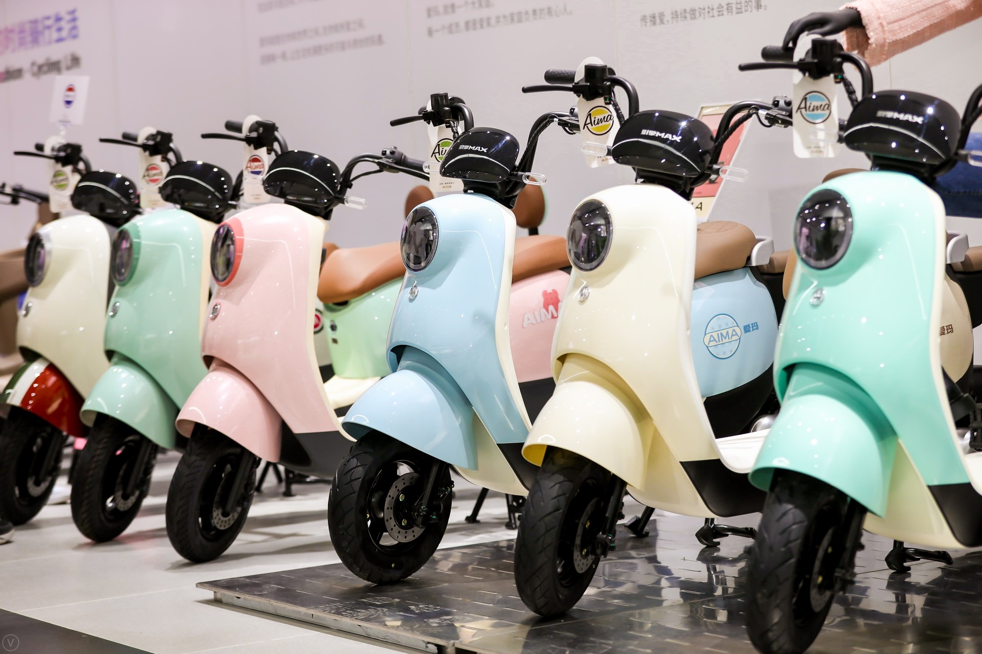 追星计划GO!爱玛电动车发布”摩登新复古“配色,演绎电动车时尚新经典