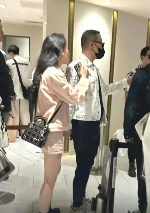 52岁汪峰与小19岁女友新恋情曝光引关注，真正正能量的作品和他本人却无人问津