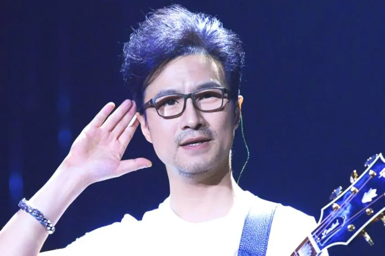 52岁汪峰与小19岁女友新恋情曝光引关注，真正正能量的作品和他本人却无人问津