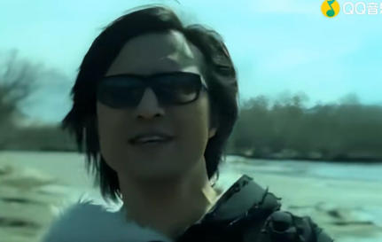 52岁汪峰与小19岁女友新恋情曝光引关注，真正正能量的作品和他本人却无人问津