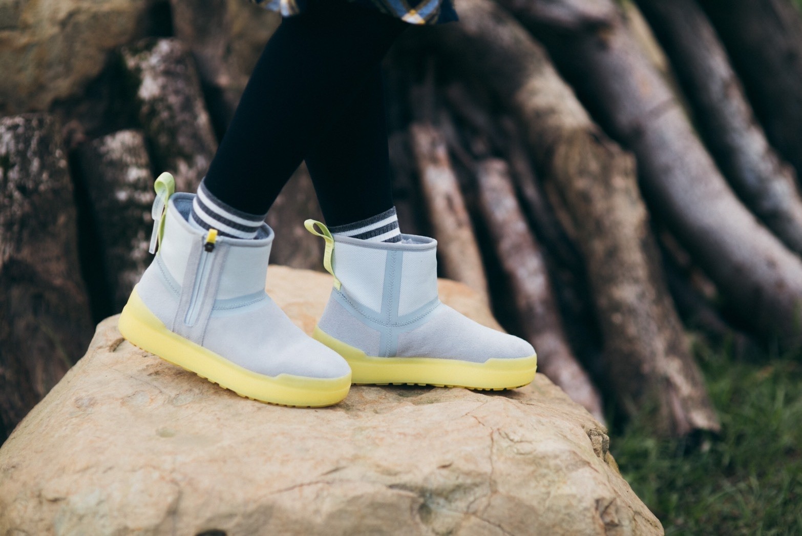 追雪必备！周冬雨、孝敏抢穿“果冻羊毛靴”透明防水材质超吸睛